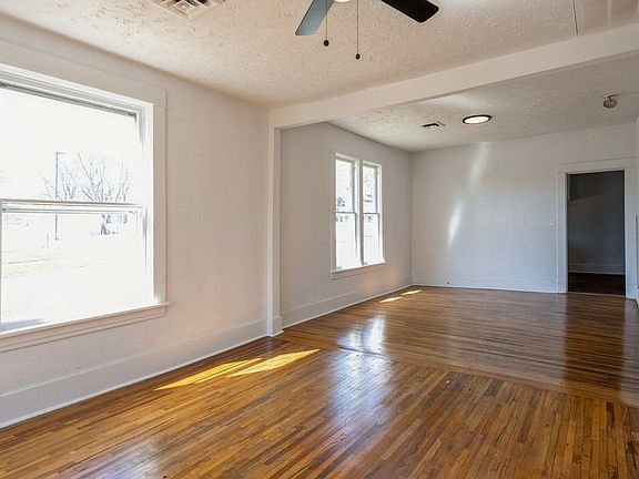 3rd image of 410 W Salem Ave