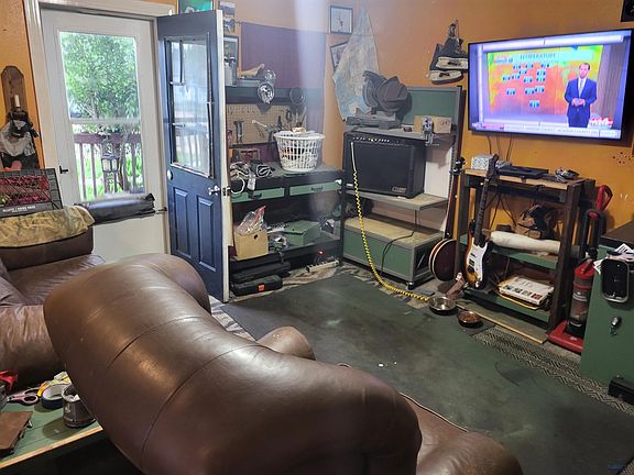 3rd image of 915 Willsie Ave
