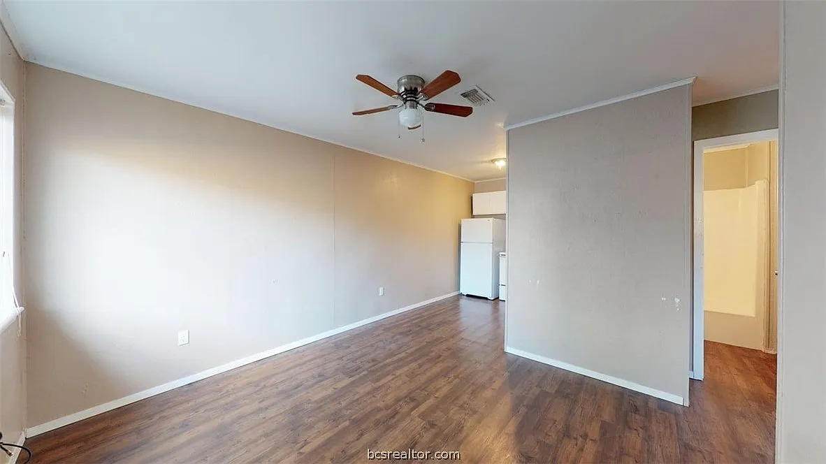 Building Photo - 204 Lynn Dr #B