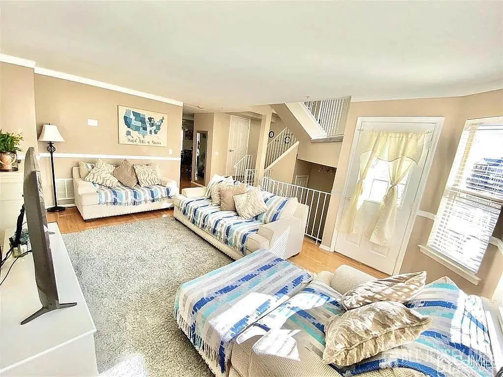3 bed, 2.5 bath, 1685 sqft, $3,400 — Photo 3