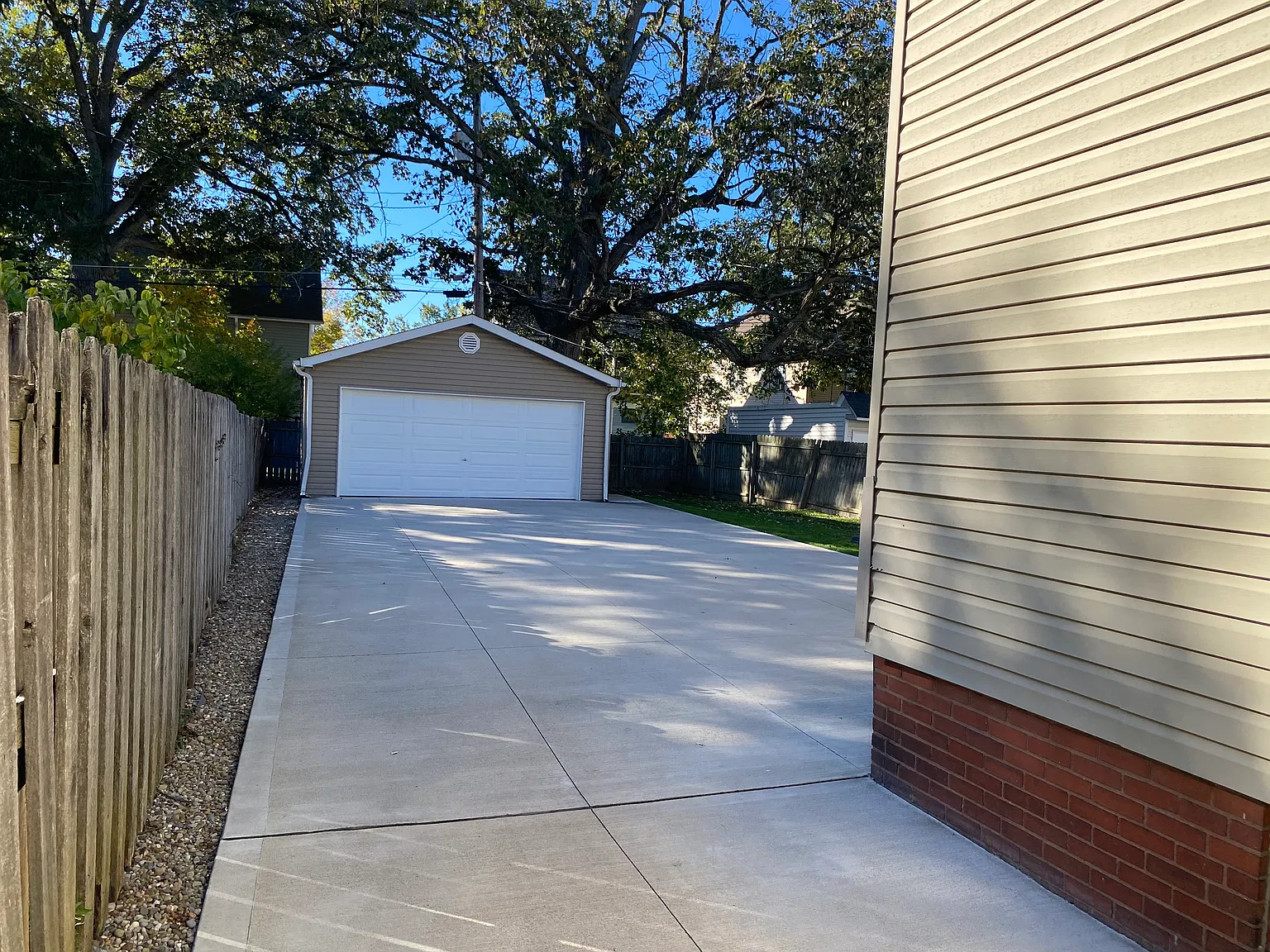 3 bed, 1800 sqft, $2,300 — Photo 3
