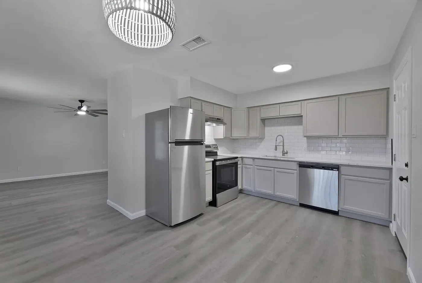 3 bed, 1260 sqft, $1,650 — Photo 1