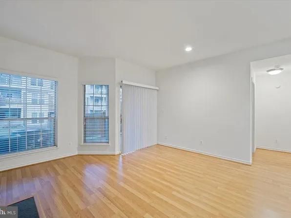 3920 Penderview Dr APT 303, Fairfax, VA 22033