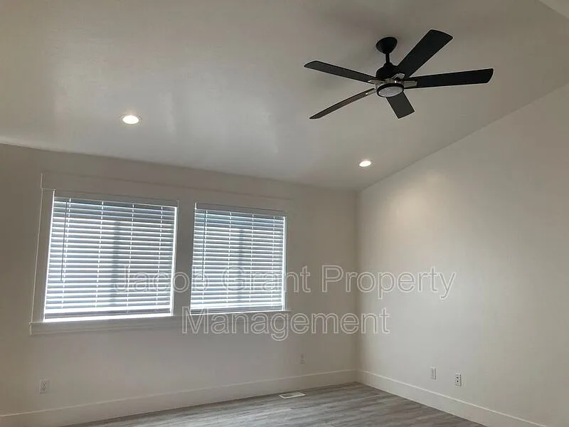 5 bed, 3.0 bath, 2608 sqft, $2,395 — Photo 3
