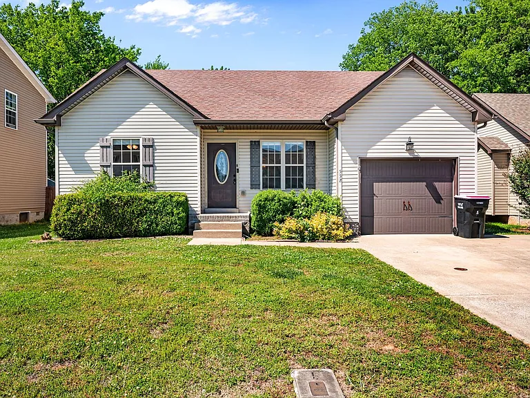 552 Falkland Cir — Photo 1