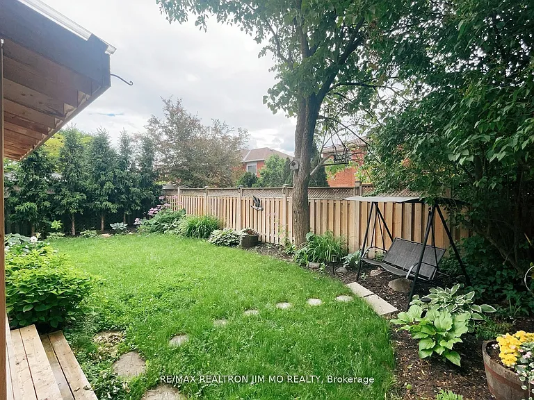 60 Silverbirch Pl — Photo 26