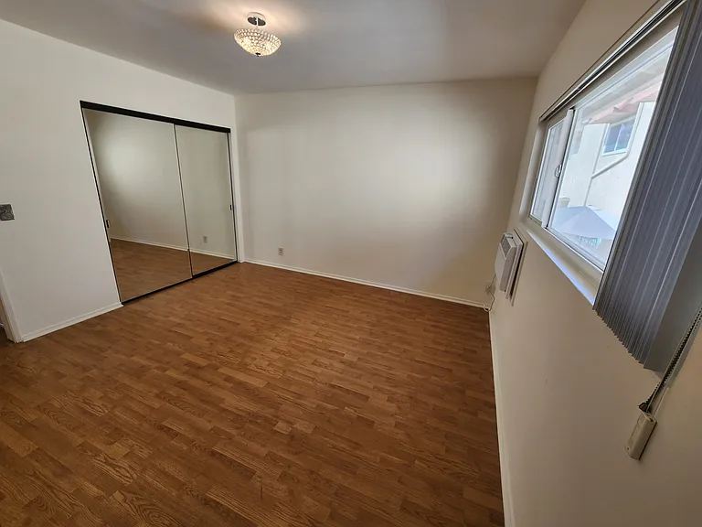 1141 Irving Ave #3 — Photo 29