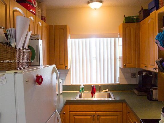3rd image of 4140 Woodside Dr APT 207