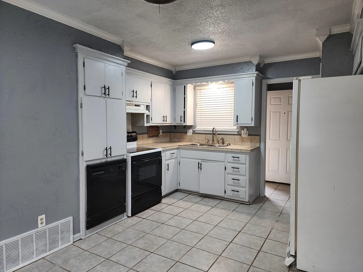 837 Fontana Lane - 1 — Photo 4