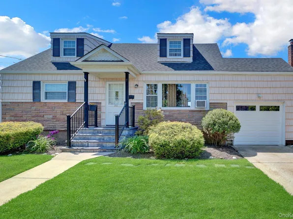 202 N Kings Avenue, Massapequa, NY 11758