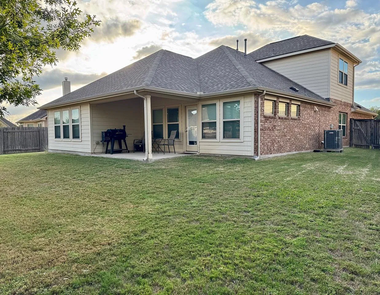 3 bed, 2.0 bath, 2312 sqft, $2,450 — Photo 2