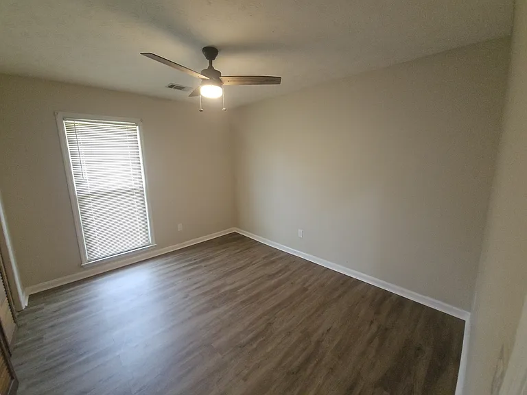 5727 Lexington Dr — Photo 28