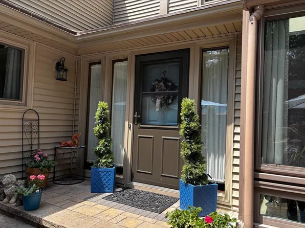 52 Simmons Brook Dr, Westfield, MA 01085