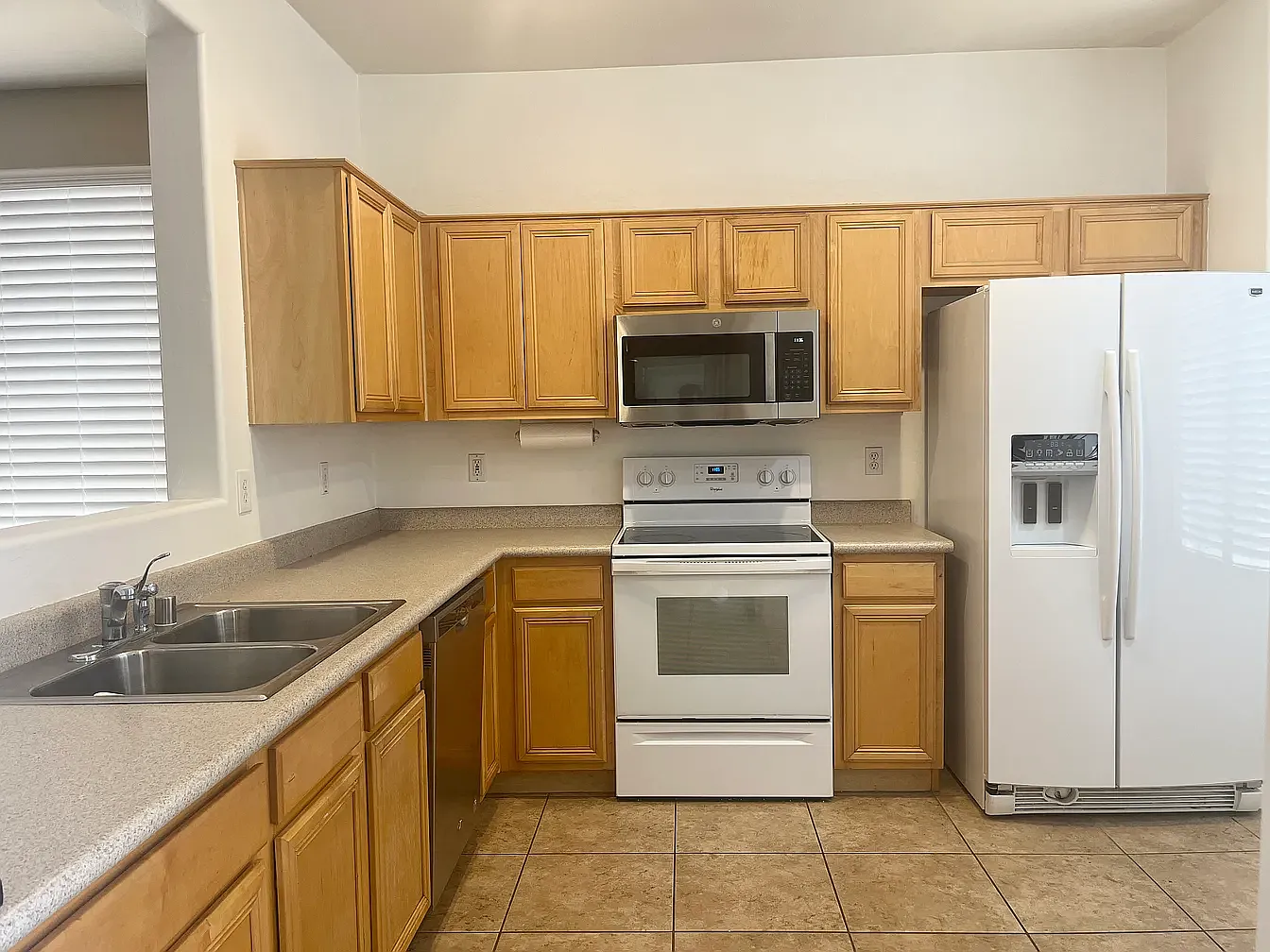3 bed, 1361 sqft, $2,300 — Photo 4