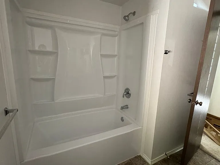 555 Hamlin Dr — Photo 12