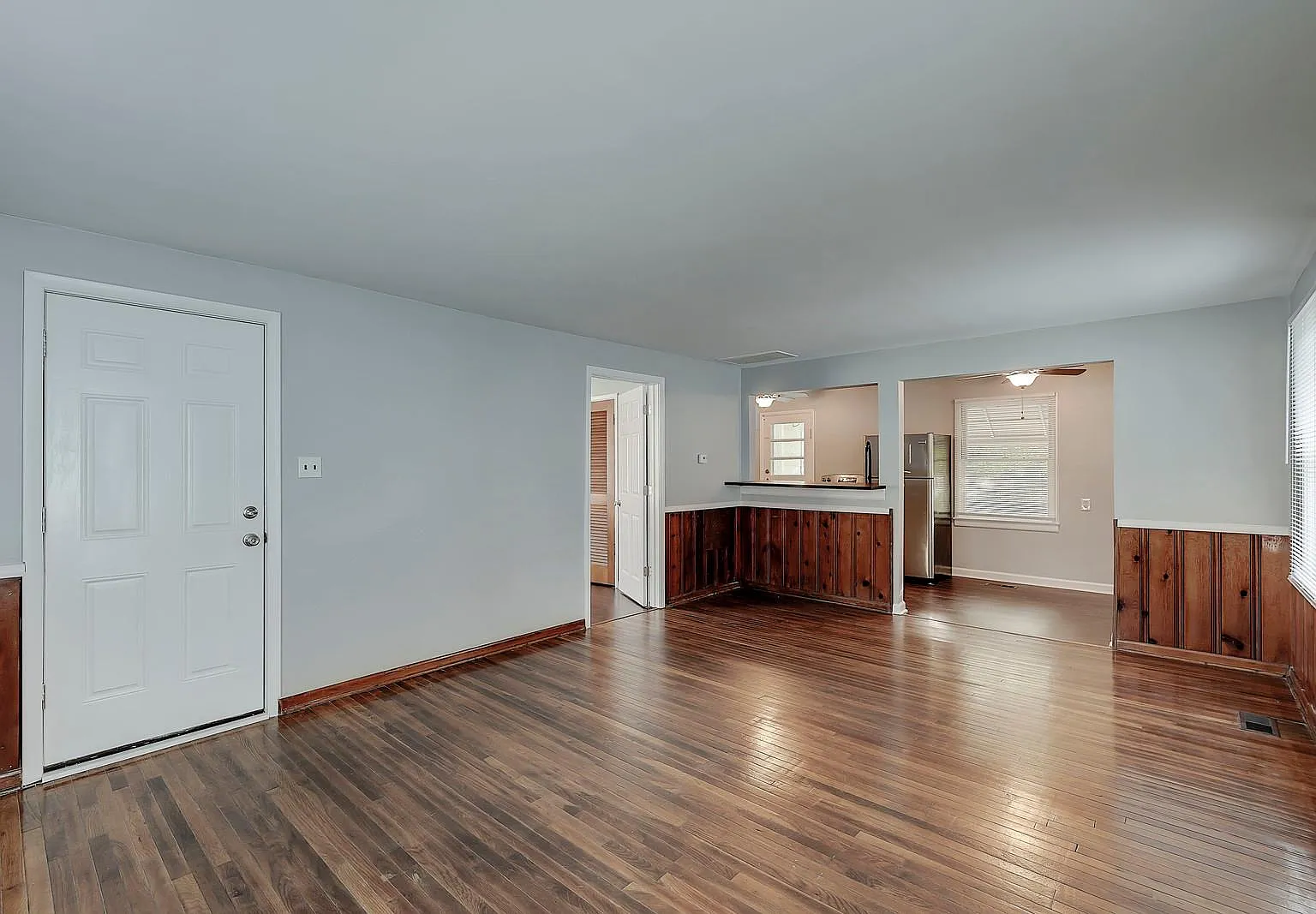 4449 Kingsley Dr — Photo 3