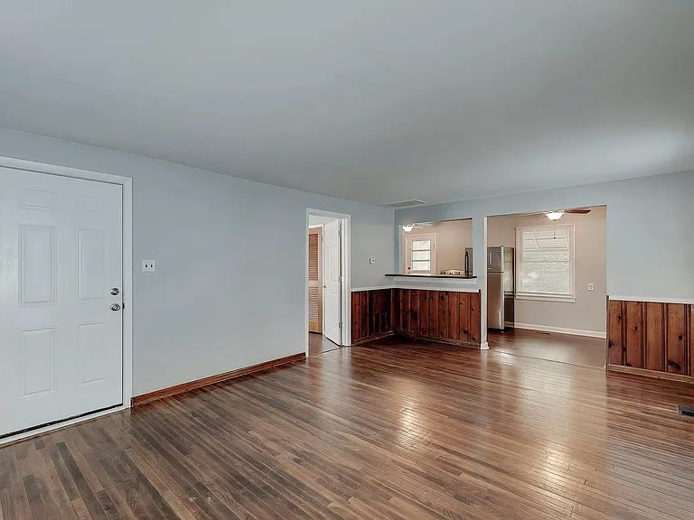 4449 Kingsley Dr — Photo 3