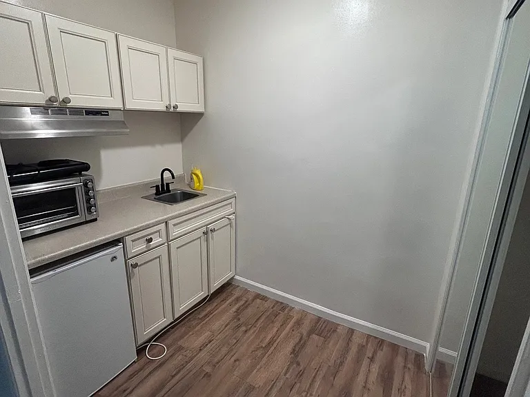 4925 Beverly Blvd #9 — Photo 6