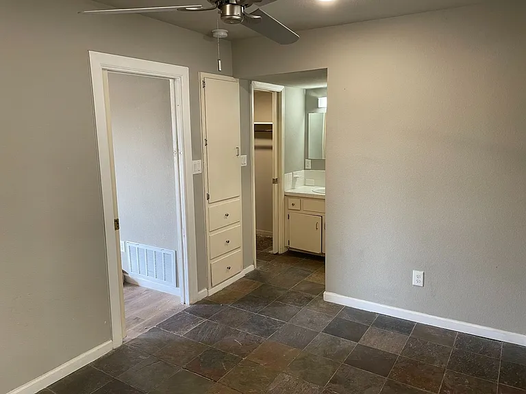 1010 W 25th St — Photo 11