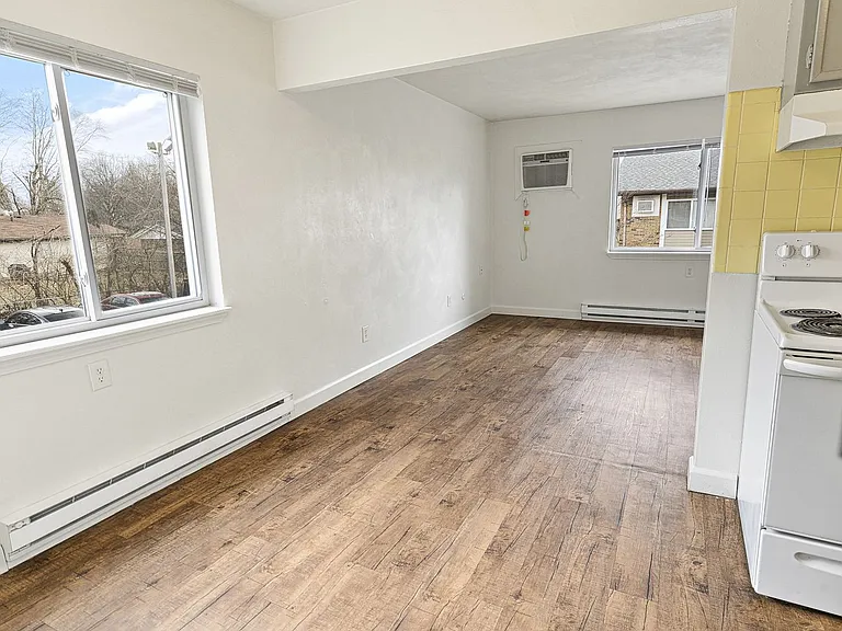 Green Door Apartments — Photo 33