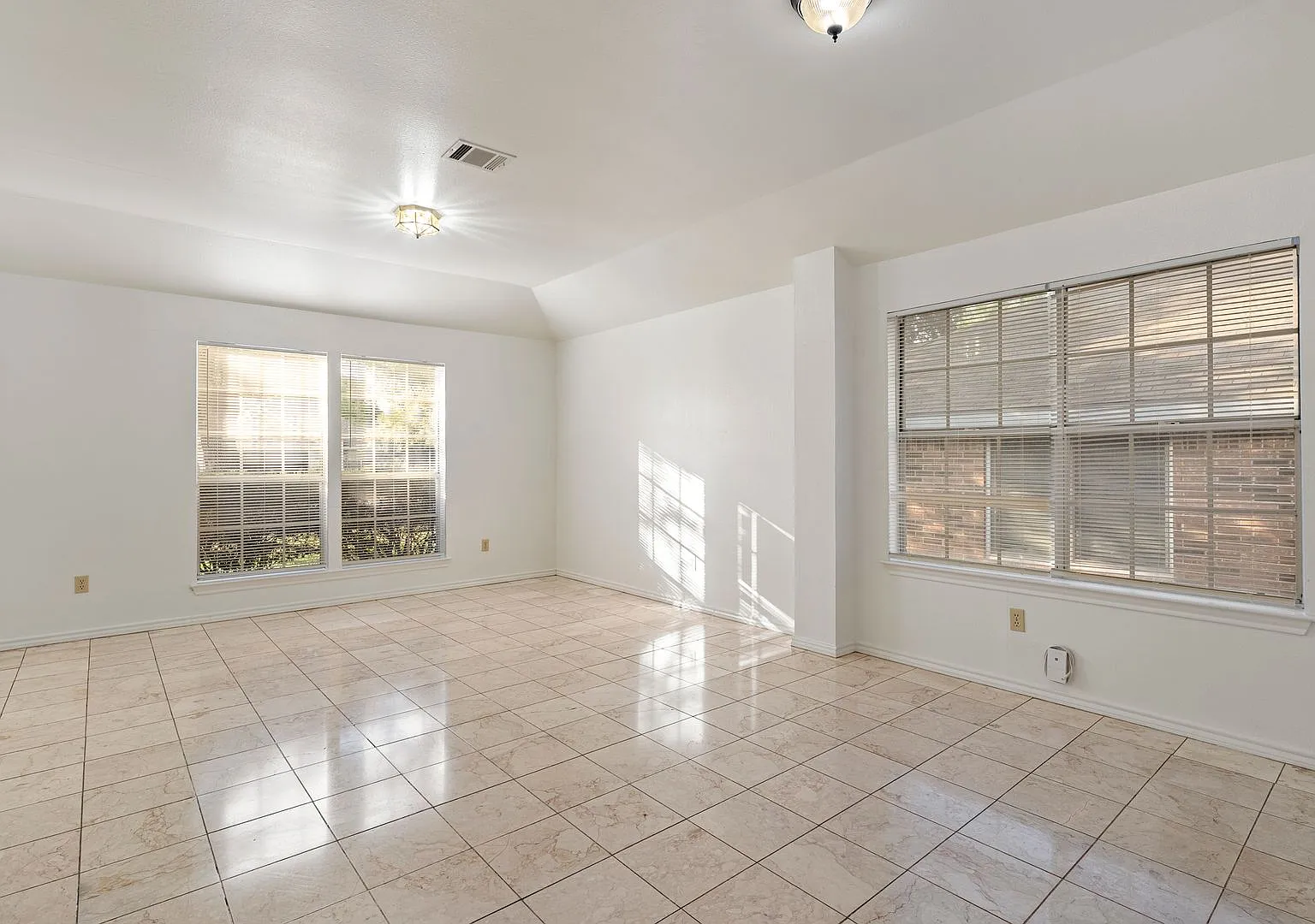Home Sweet Haven: Warm, Welcoming Oasis in North Austin! — Photo 3