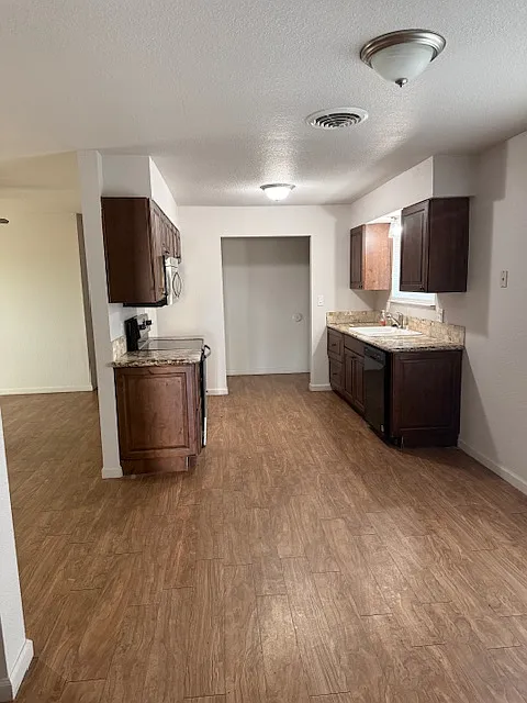 3 bed, 1730 sqft, $2,500 — Photo 4