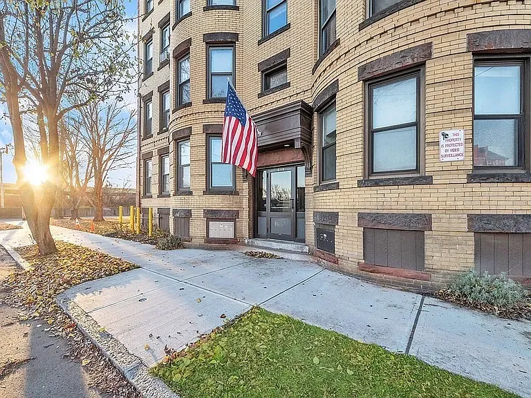 649 S Summer St #3-L — Photo 4