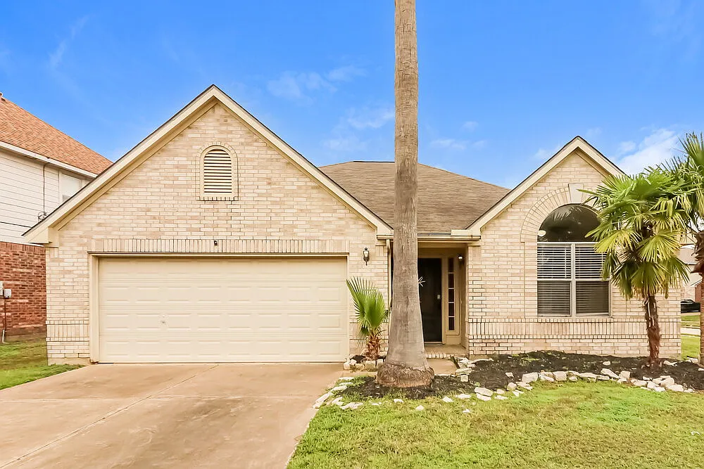 3 bed, 2.0 bath, 1945 sqft, $2,005 — Photo 1