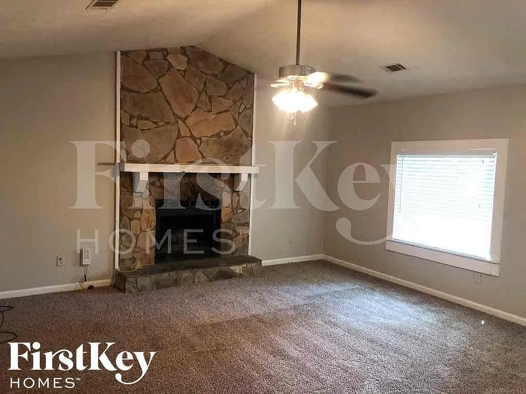 4 bed, 2.0 bath, 1400 sqft, $1,565 — Photo 4