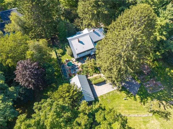 1660 Creek St, Rochester, NY 14625