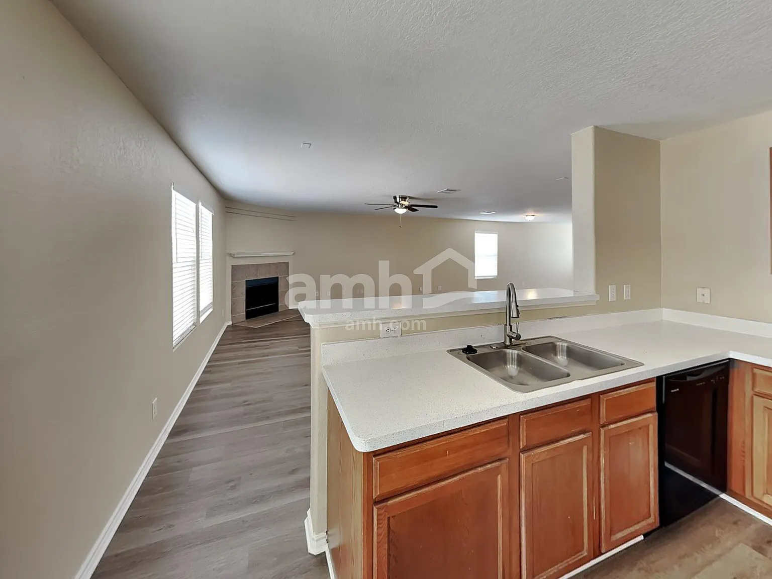 3 bed, 2.5 bath, 2700 sqft, $1,920 — Photo 4