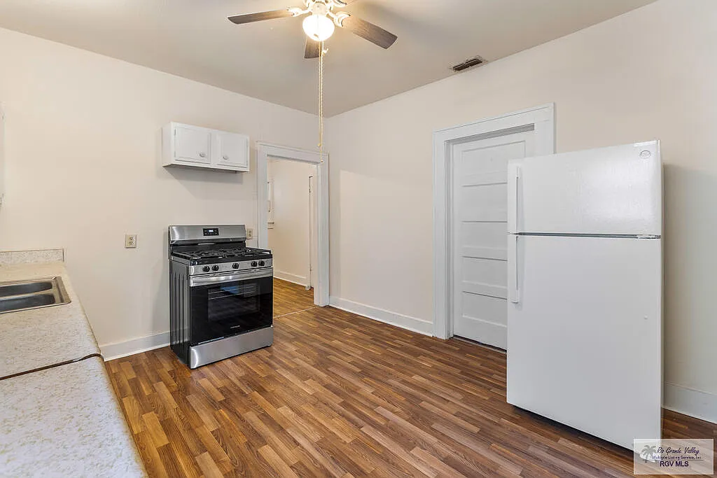 3 bed, 1.0 bath, 1064 sqft, $1,000 — Photo 2