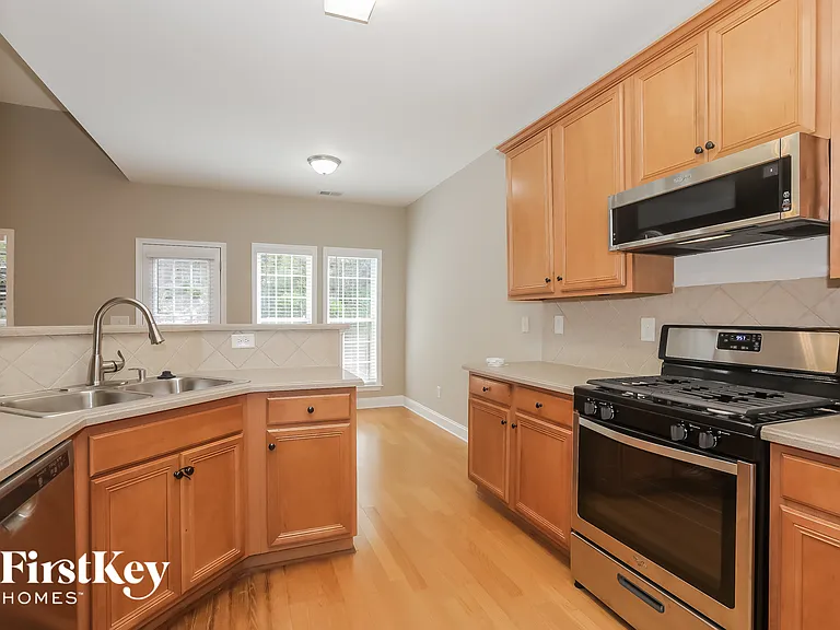 495 Roland Manor Dr — Photo 4