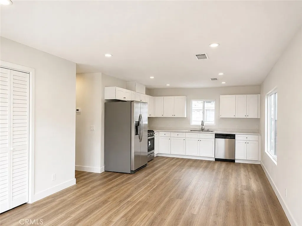 2 bed, 900 sqft, $3,300 — Photo 1