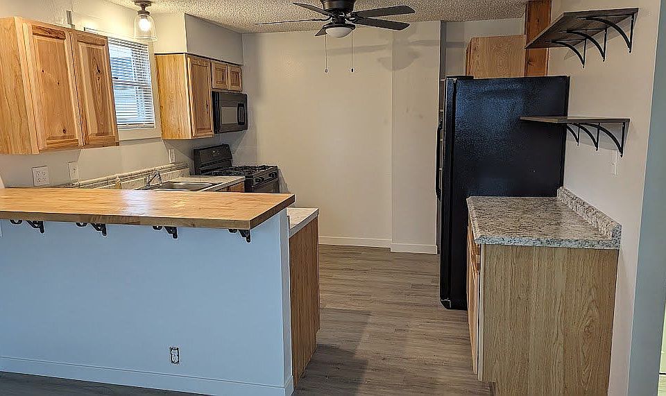 1st image of 431 W 1st St