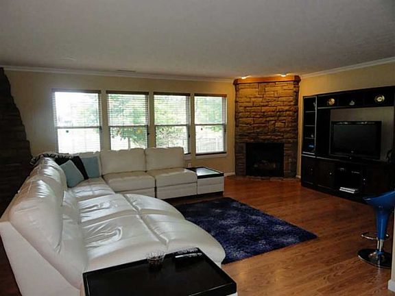 3rd image of 6912 Harriet Dr