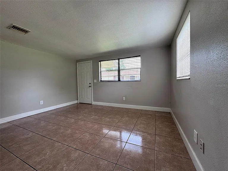 514 Winham St — Photo 4