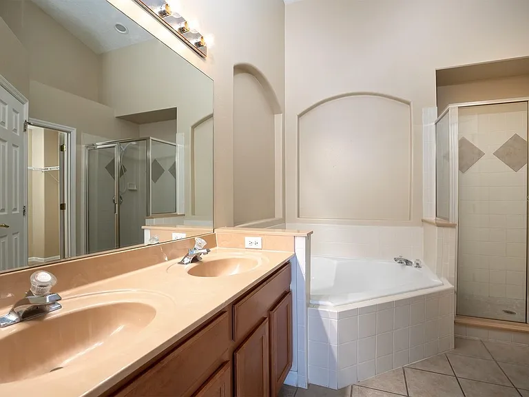 13814 Mirror Lake Dr — Photo 8