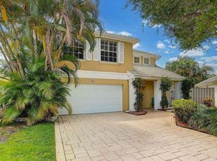 11 Commanders Dr, Palm Beach Gardens, FL 33418