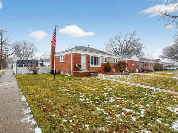 28901 Joan St, Saint Clair Shores, MI 48081