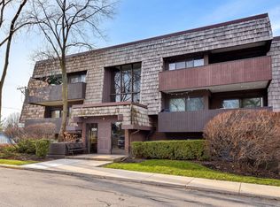 566 Timber Ridge Dr APT 104, Carol Stream, IL 60188