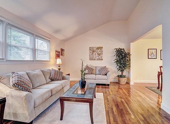 Grand living room with vaulted ceiling