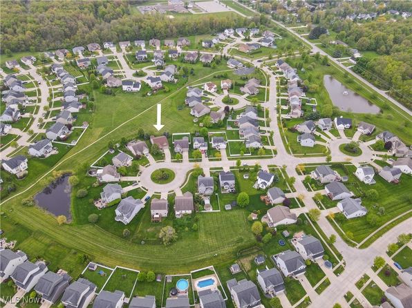 221 Gatwick Grove Cir, Wadsworth, OH 44281