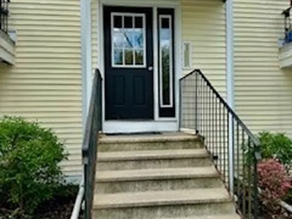 5300 N Main St APT 1, Fall River, MA 02720