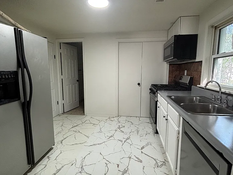 2712 Lyndhurst St NW — Photo 7