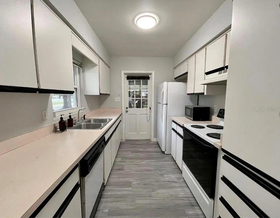 3 bed, 2.0 bath, 1068 sqft, $2,275 — Photo 4