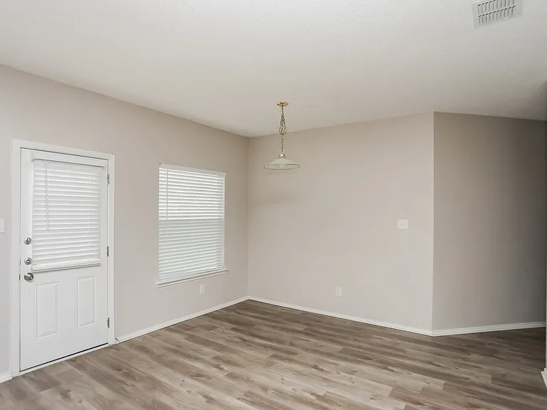 1203 Hampton Dr — Photo 8