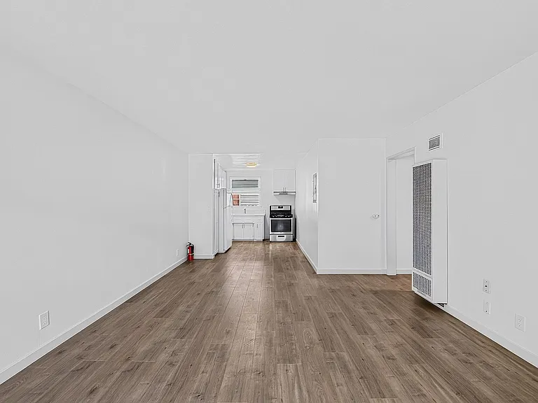 1521 E 2nd Street — Photo 9