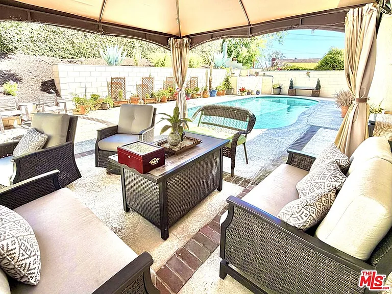 6127 Lockhurst Dr — Photo 1