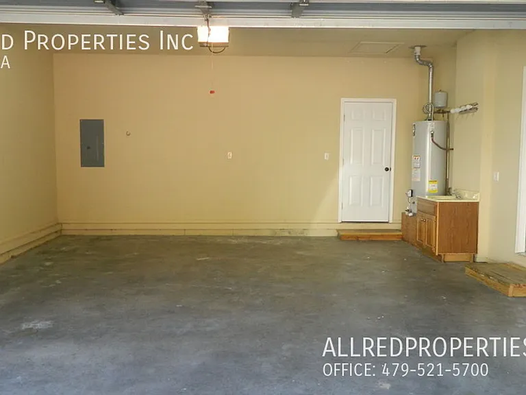1823 W Berry St — Photo 14